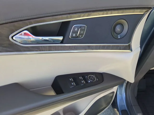 Used 2019 Blue Lincoln Reserve image 13