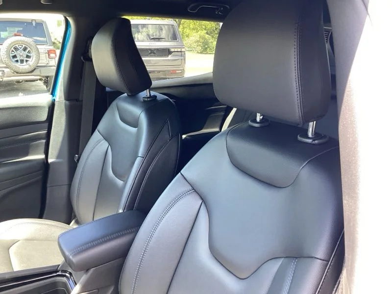 New 2026 Hydro Blue Pearl-Coat Exterior Paint Jeep Limited image 25