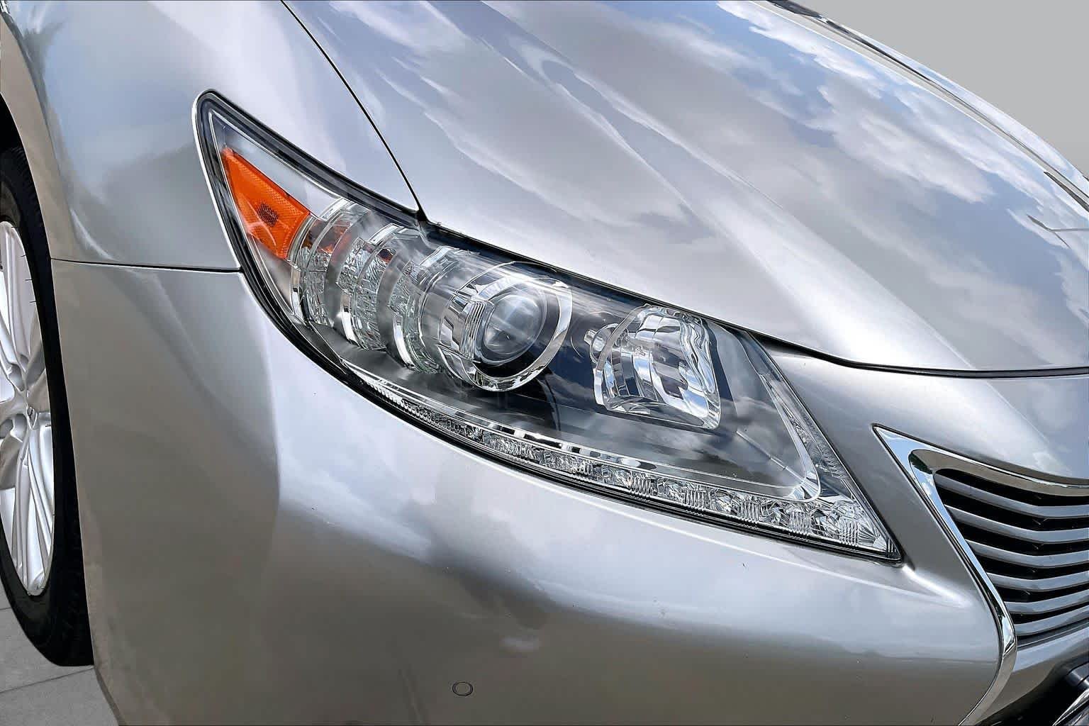 Used 2015 Atomic Silver Lexus  image 25
