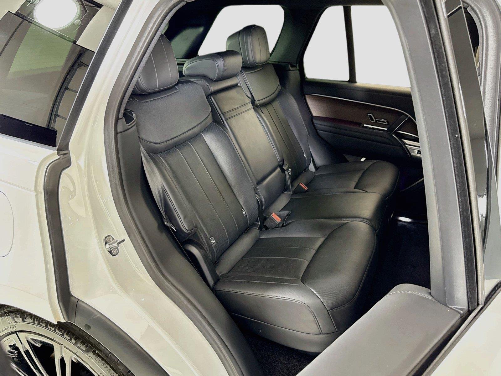 Used 2024 Fuji White Land Rover SE | Blackout Pkg | 360 Camera | Heated/Vented Seats image 28