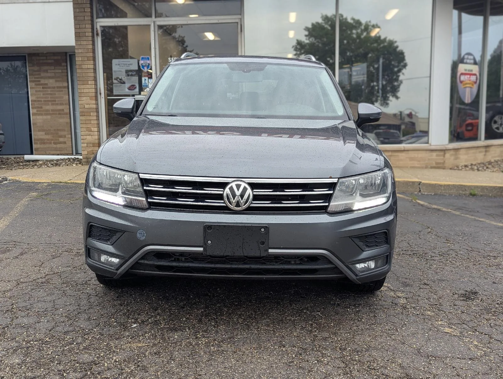 Used 2018 Platinum Gray Metallic Volkswagen SEL image 2