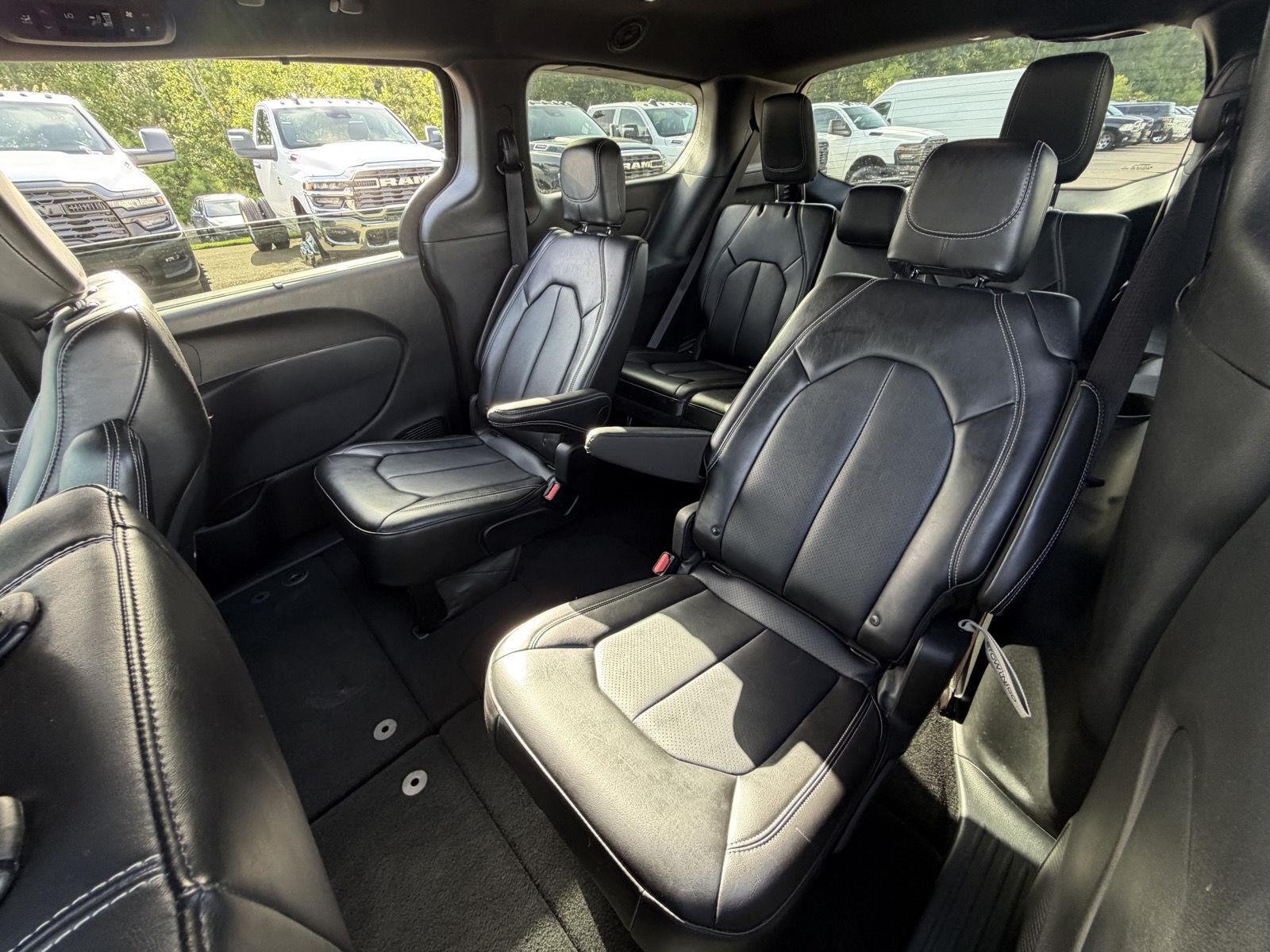 Used 2025 Diamond Black Crystal Pearlcoat Chrysler Select image 17
