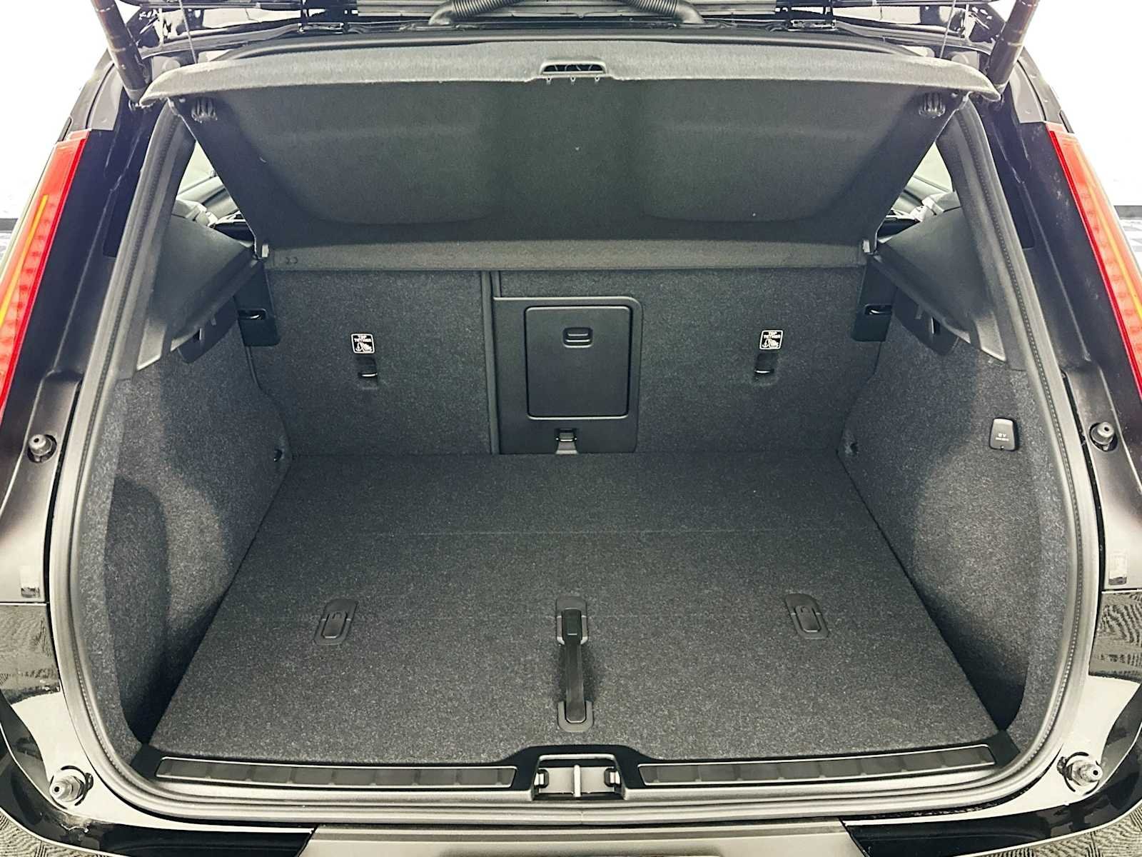 2025 Volvo XC40 Plus - Photo 22