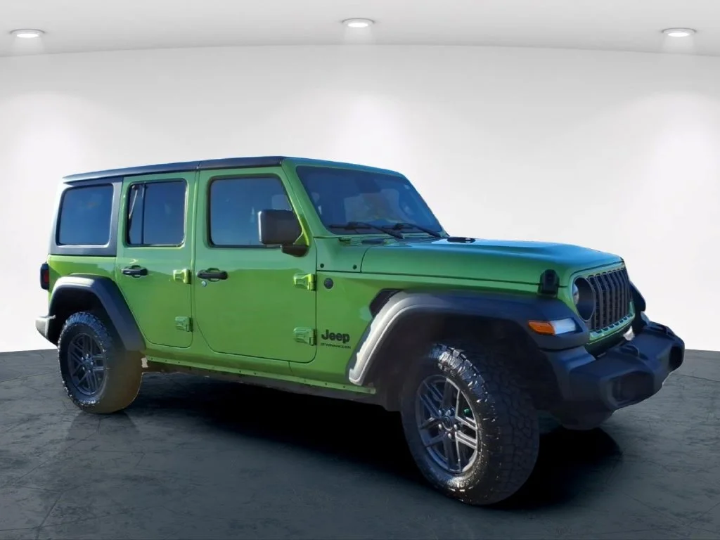 Used 2025 Green Jeep Sport S image 5
