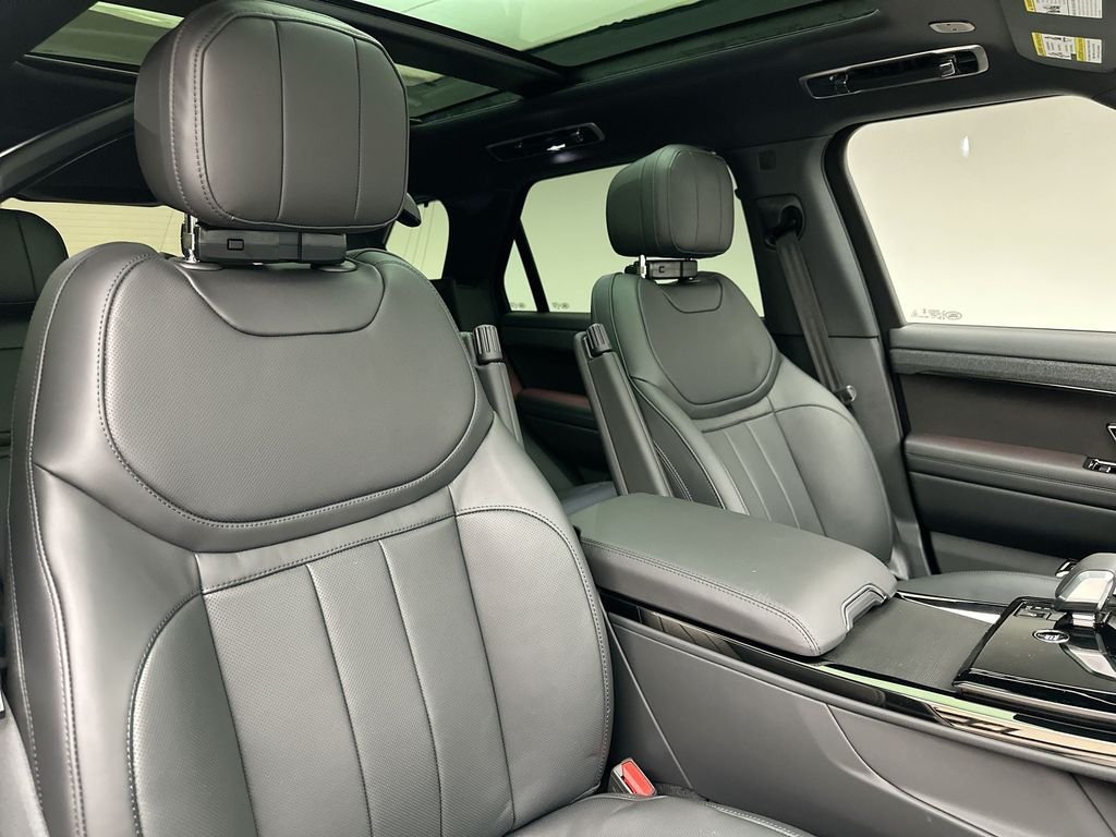 New 2026 Santorini Black Metallic Land Rover Dynamic SE image 6