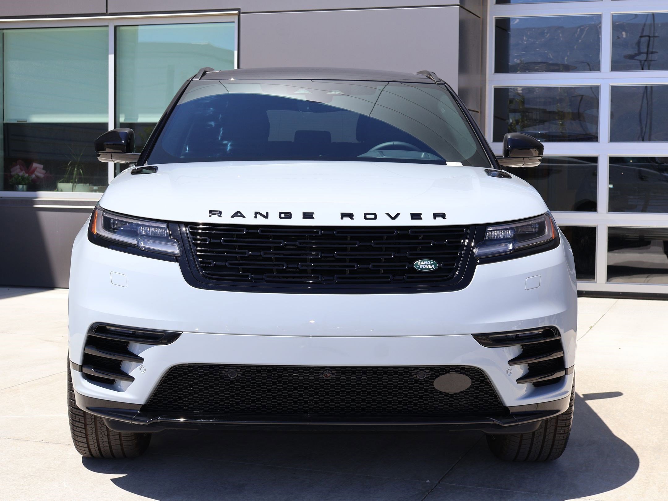 New 2026 Arroios Grey LAND ROVER P250 Dynamic SE image 2