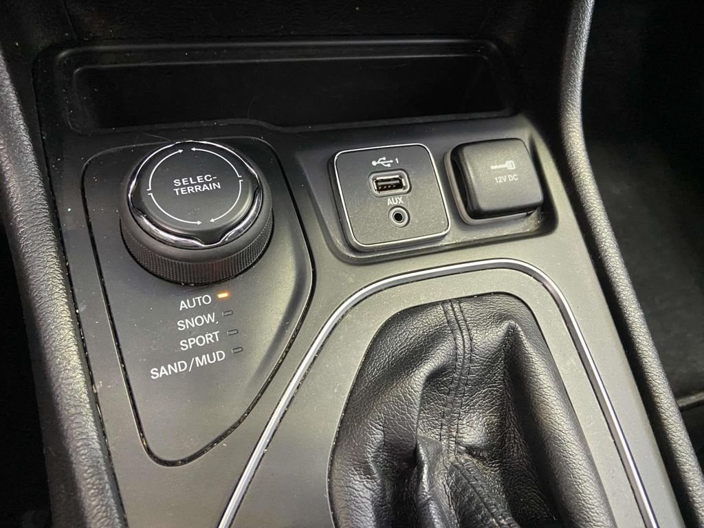 Used 2021 Red Jeep Latitude image 23