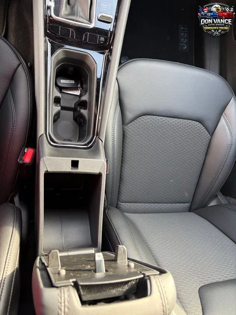 New 2026 Bright White Clearcoat Jeep Latitude image 22