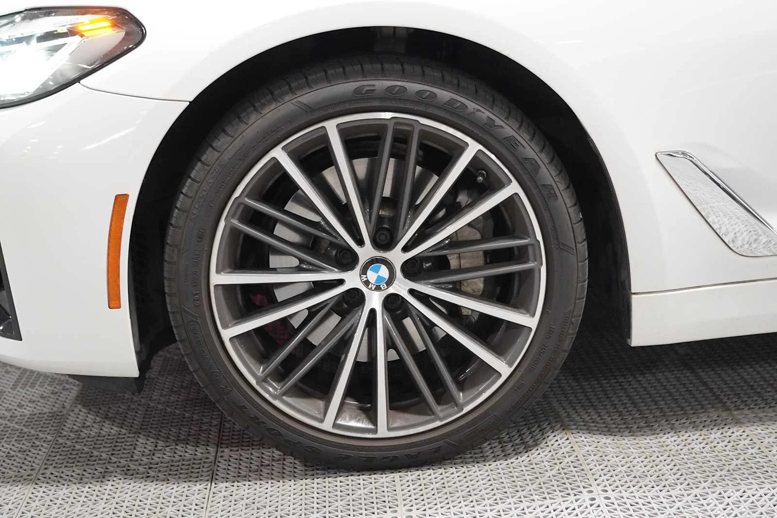 Used 2023 Alpine White BMW 530i image 8