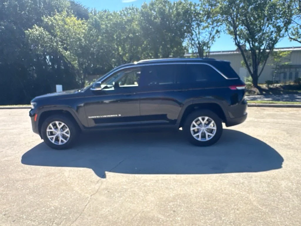 Used 2022 Black Jeep Limited image 17