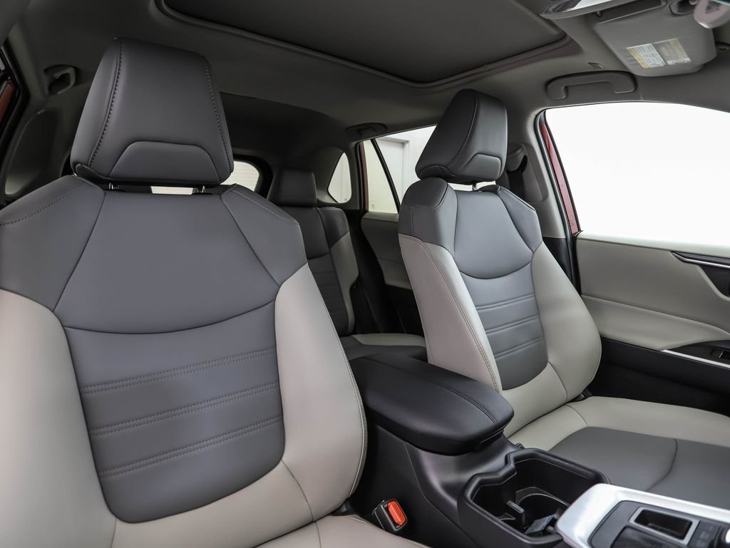 Used 2025 Pearl Toyota XLE Premium image 30