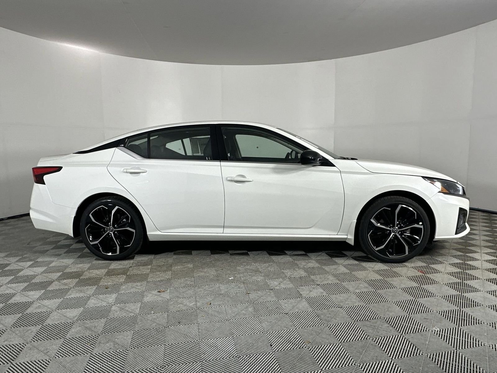 2025 Nissan Altima SR - Photo 9