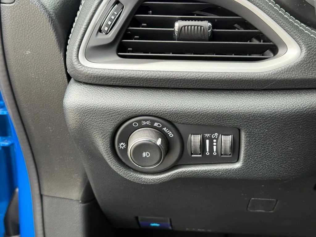 New 2026 Hydro Blue Pearl-Coat Exterior Paint Chrysler Select image 18