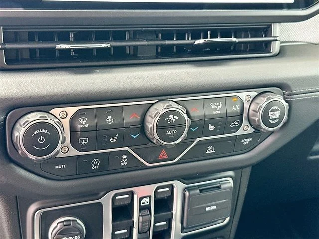 2025 Jeep Wrangler 4-Door Sahara - Photo 10