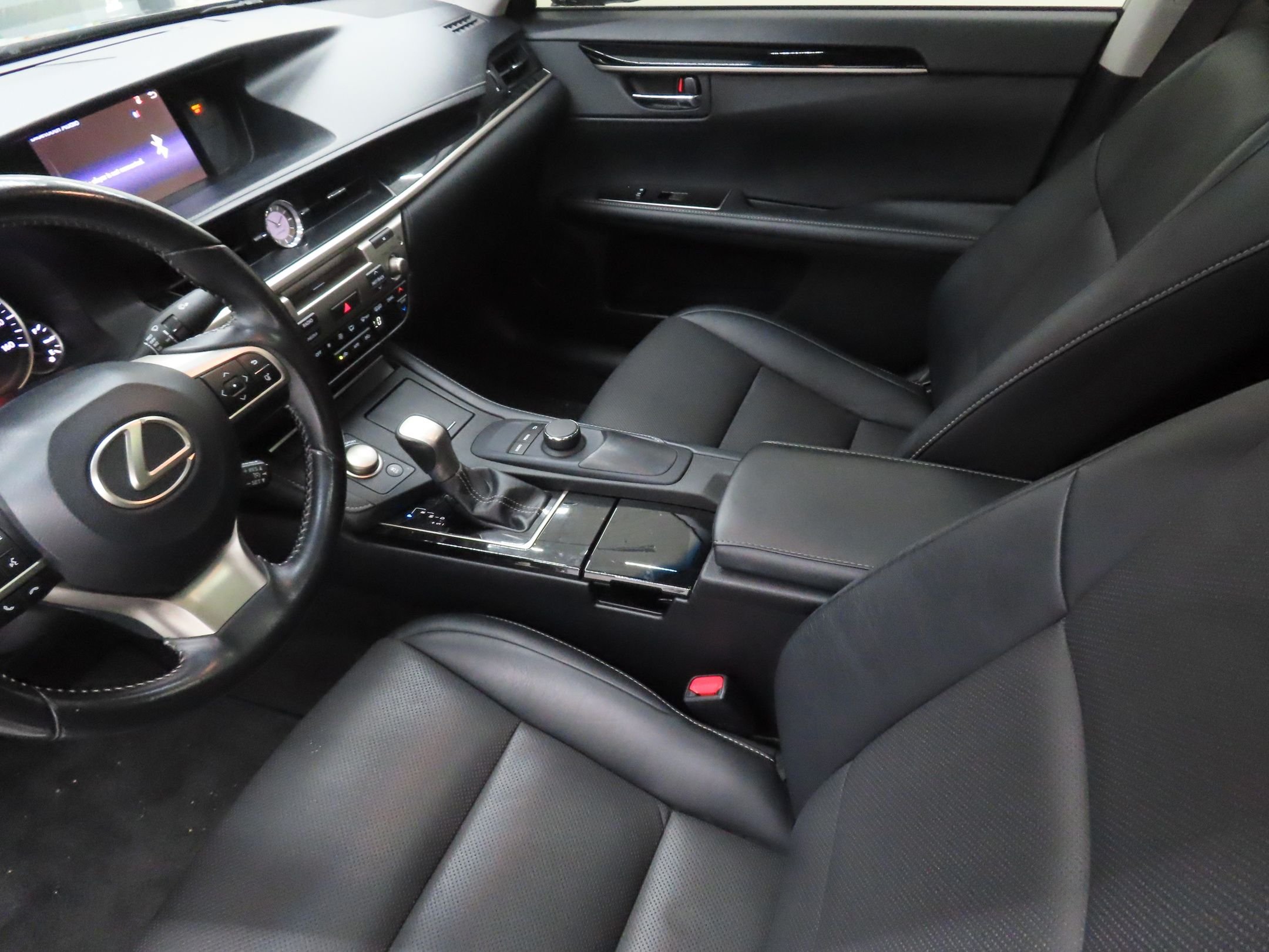 Used 2016  Lexus 350 image 21