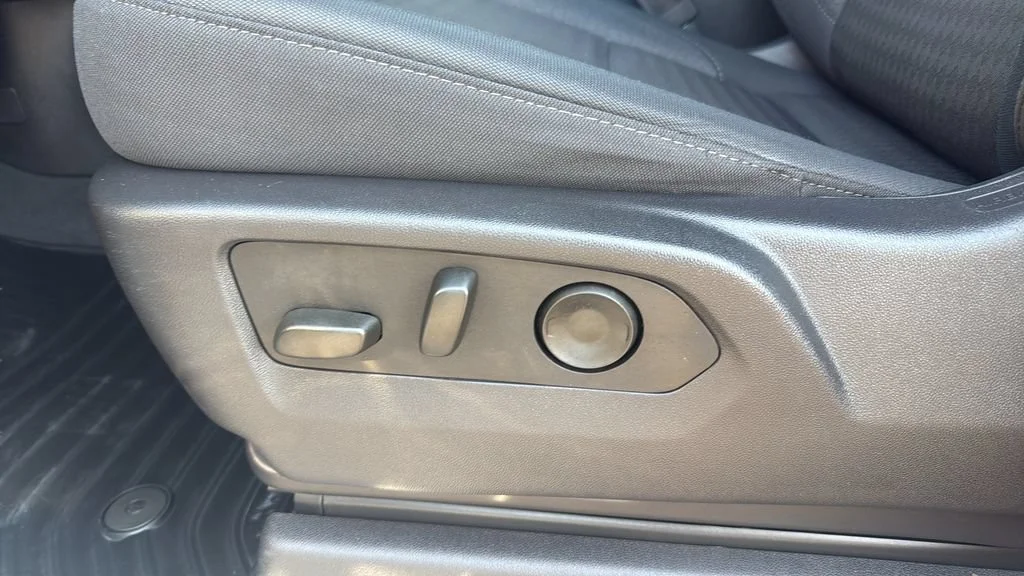 Used 2024 Summit White GMC Elevation image 19