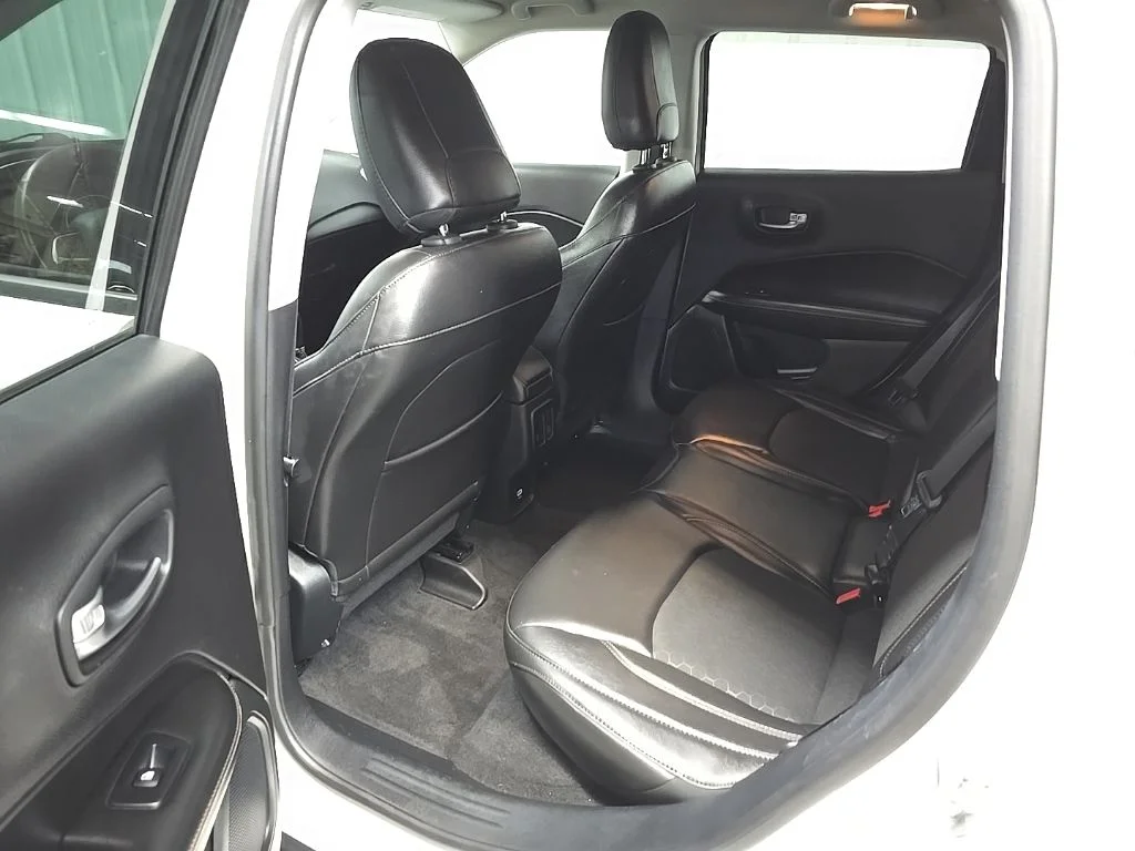 Used 2018 White Jeep Latitude image 30