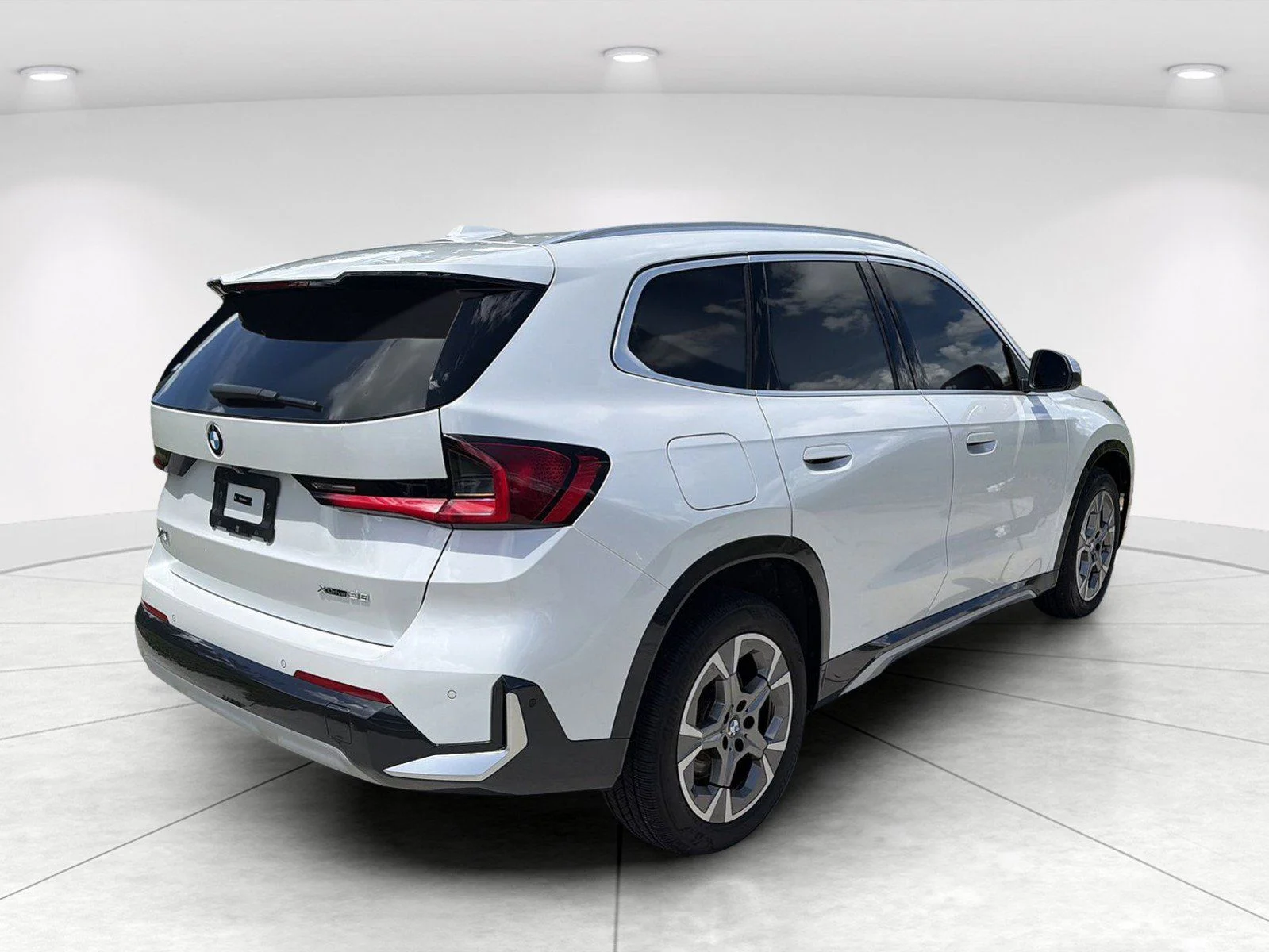 Used 2024 Mineral White Metallic BMW xDrive28i image 4