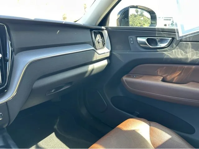 Used 2020 Black Volvo Momentum image 8