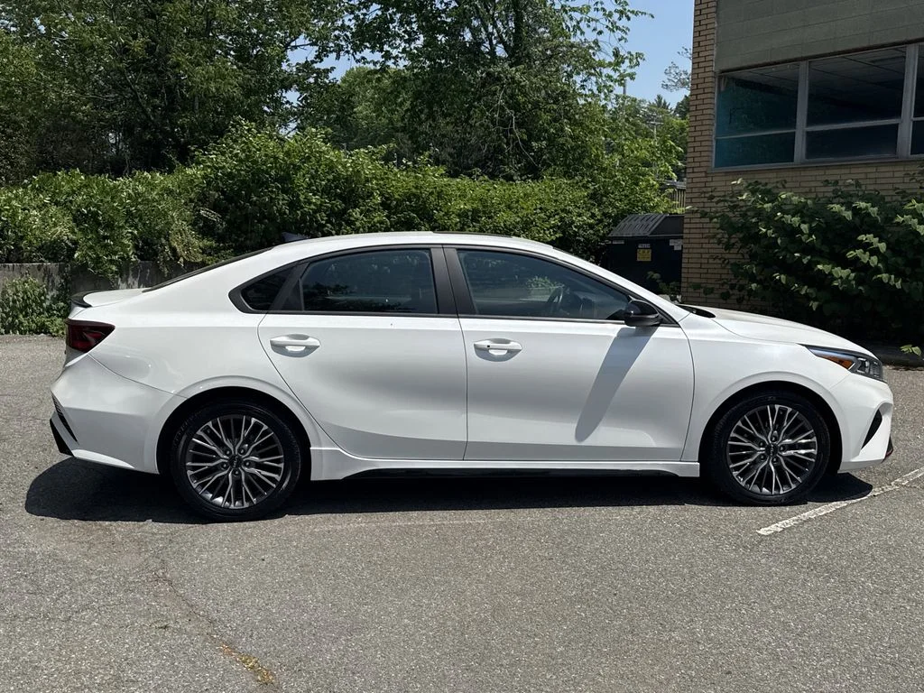 Used 2022 Snow White Pearl Kia GT-Line image 3
