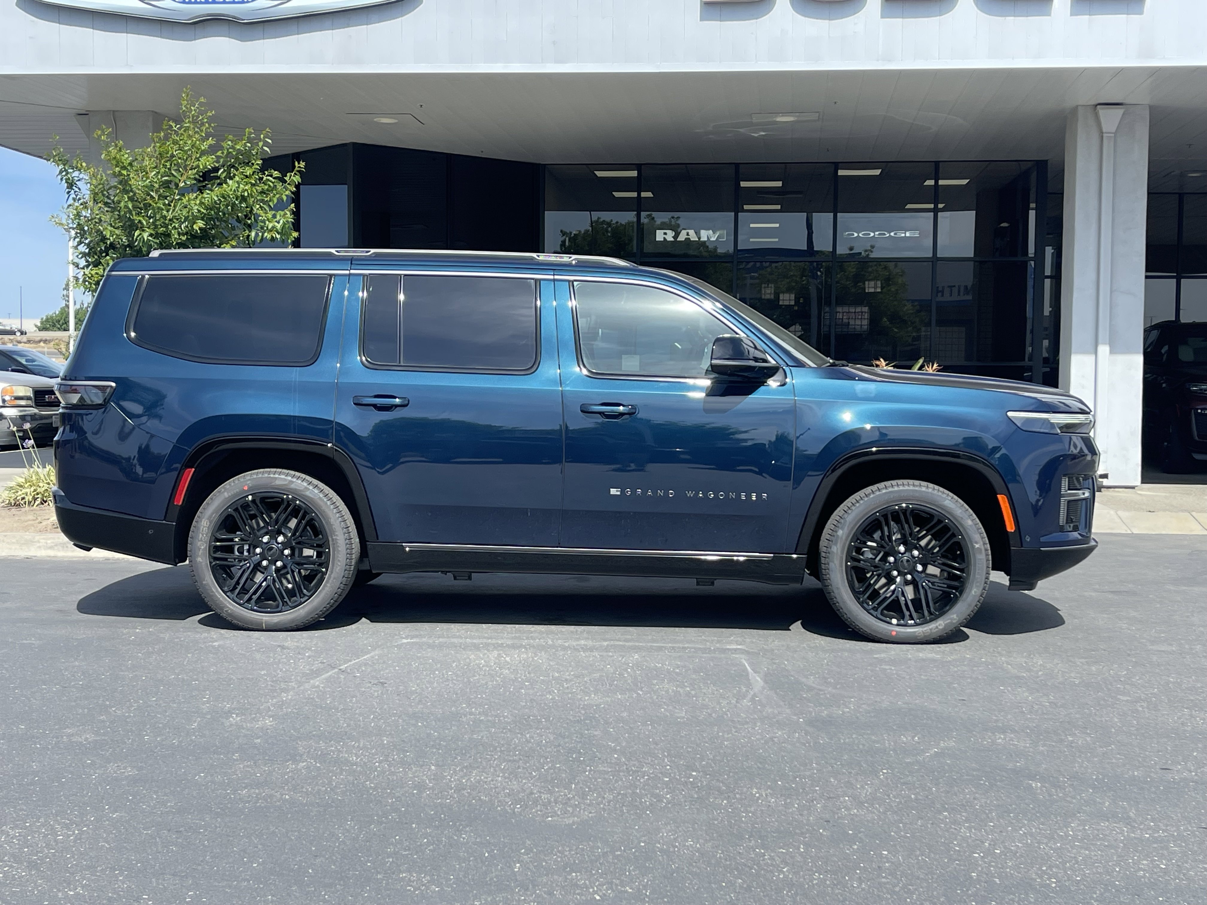 New 2026 Fathom Blue Pearl-Coat Exterior Paint (Late Availability) Jeep Limited Reserve image 4