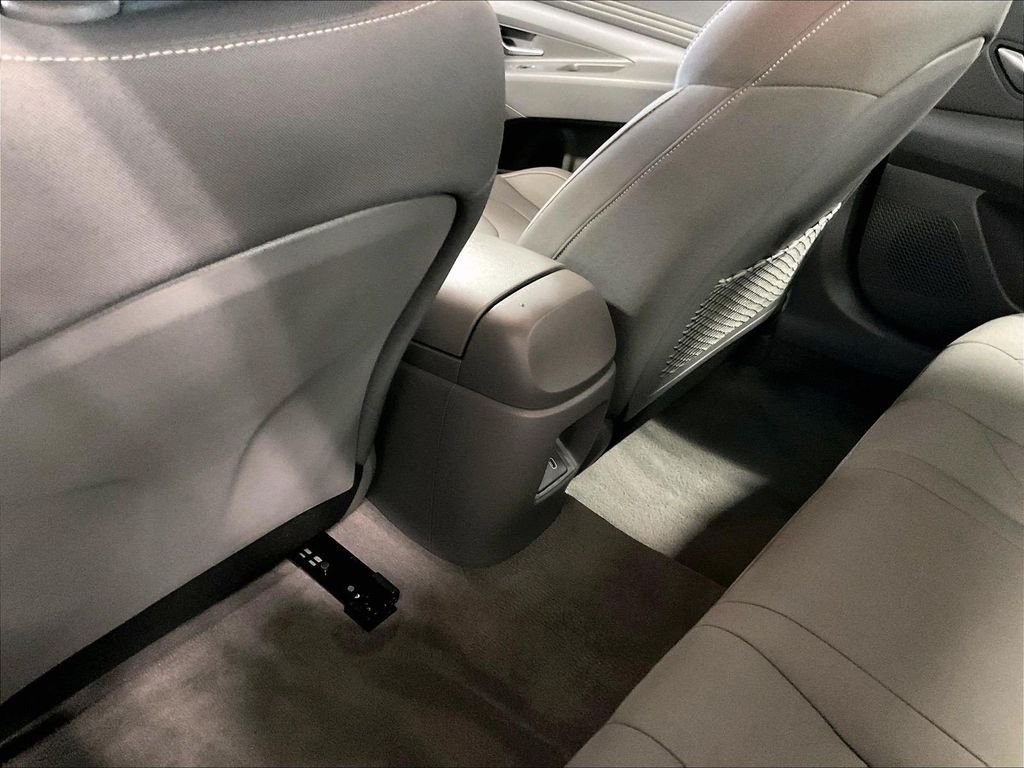 Used 2025 White Hyundai SEL Convenience image 28