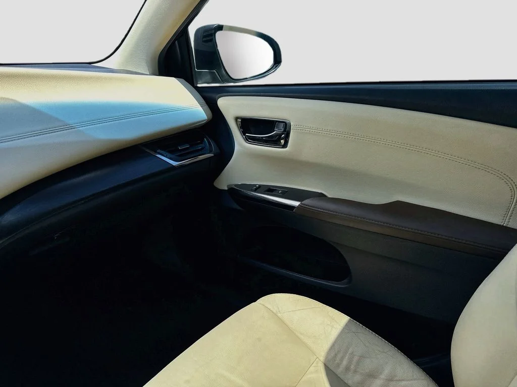 Used 2016 White Toyota XLE Premium image 28