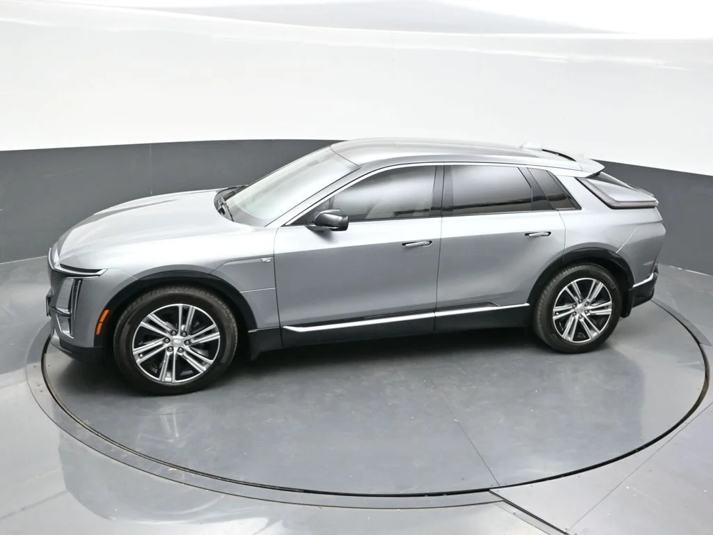 Used 2024 Silver Cadillac Luxury image 34