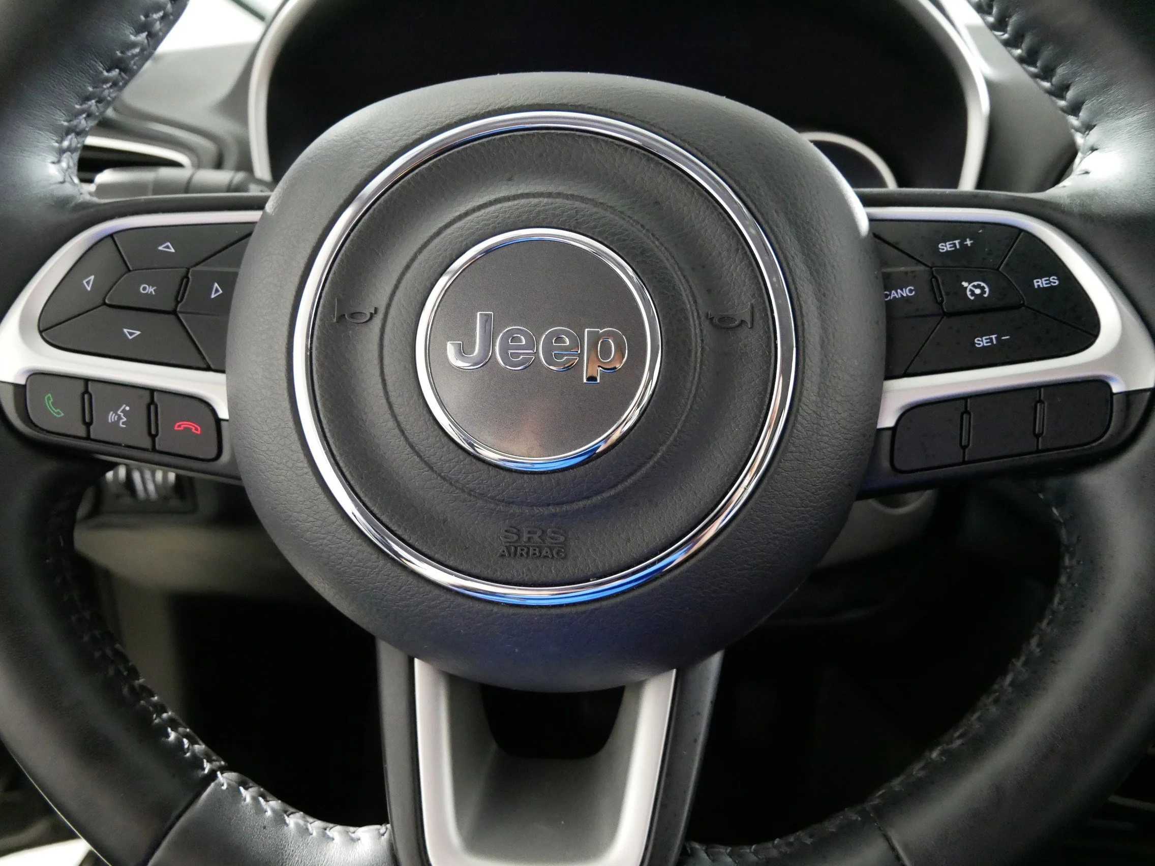 Used 2019 Granite Crystal Metallic Clearcoat Jeep Altitude image 25