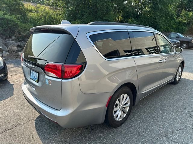 Used 2017 Silver Chrysler Touring L image 4