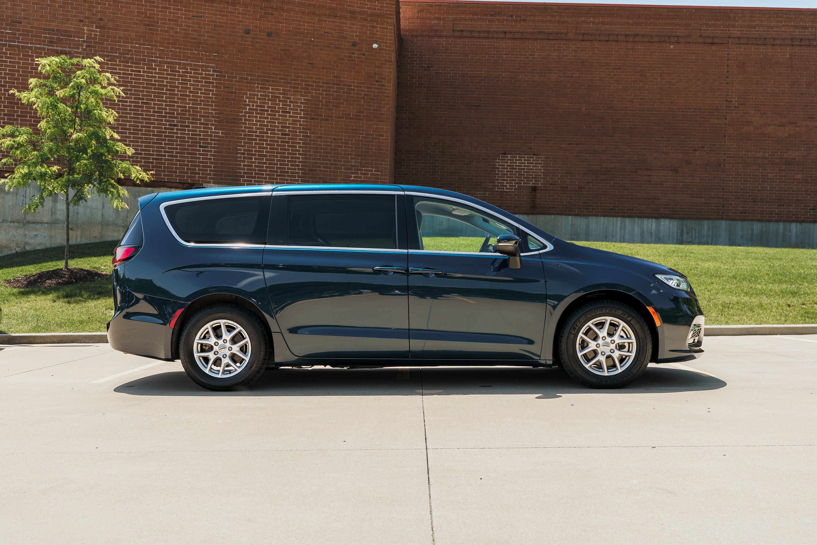 Used 2023 Fathom Blue Pearlcoat Chrysler Touring L image 3