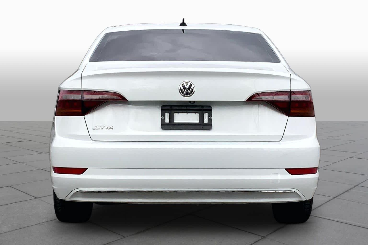 Used 2019 Pure White Volkswagen SE image 4