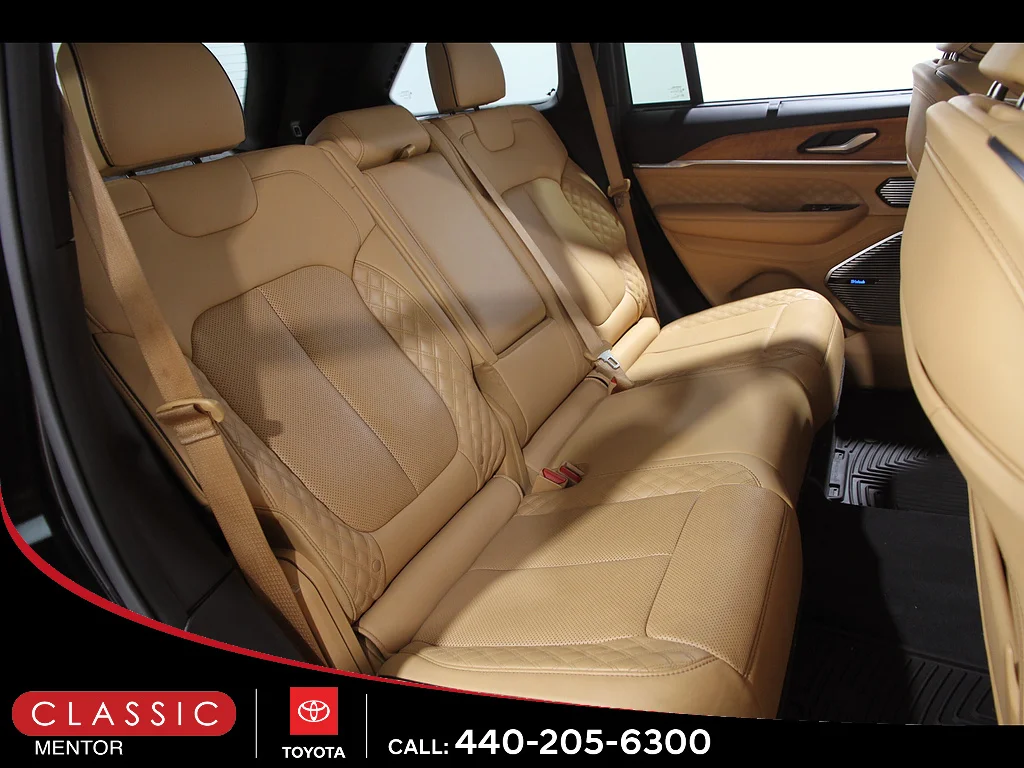 Used 2023 Diamond Black Crystal Pearl Coat Jeep  image 21