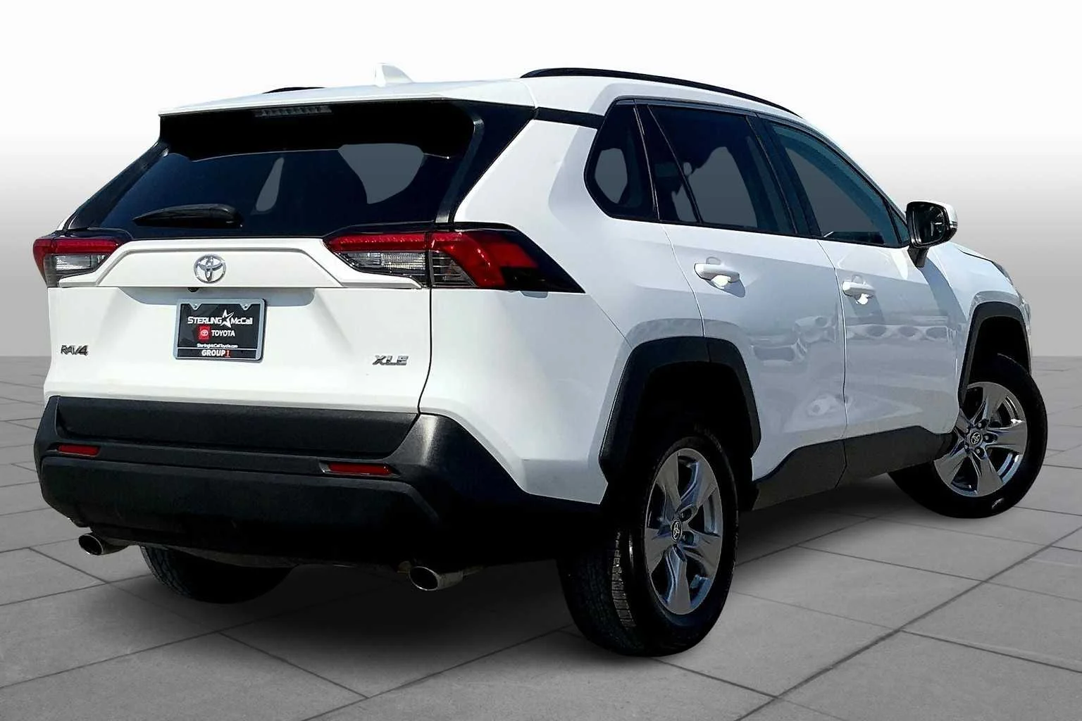 Used 2022 White Toyota XLE image 13