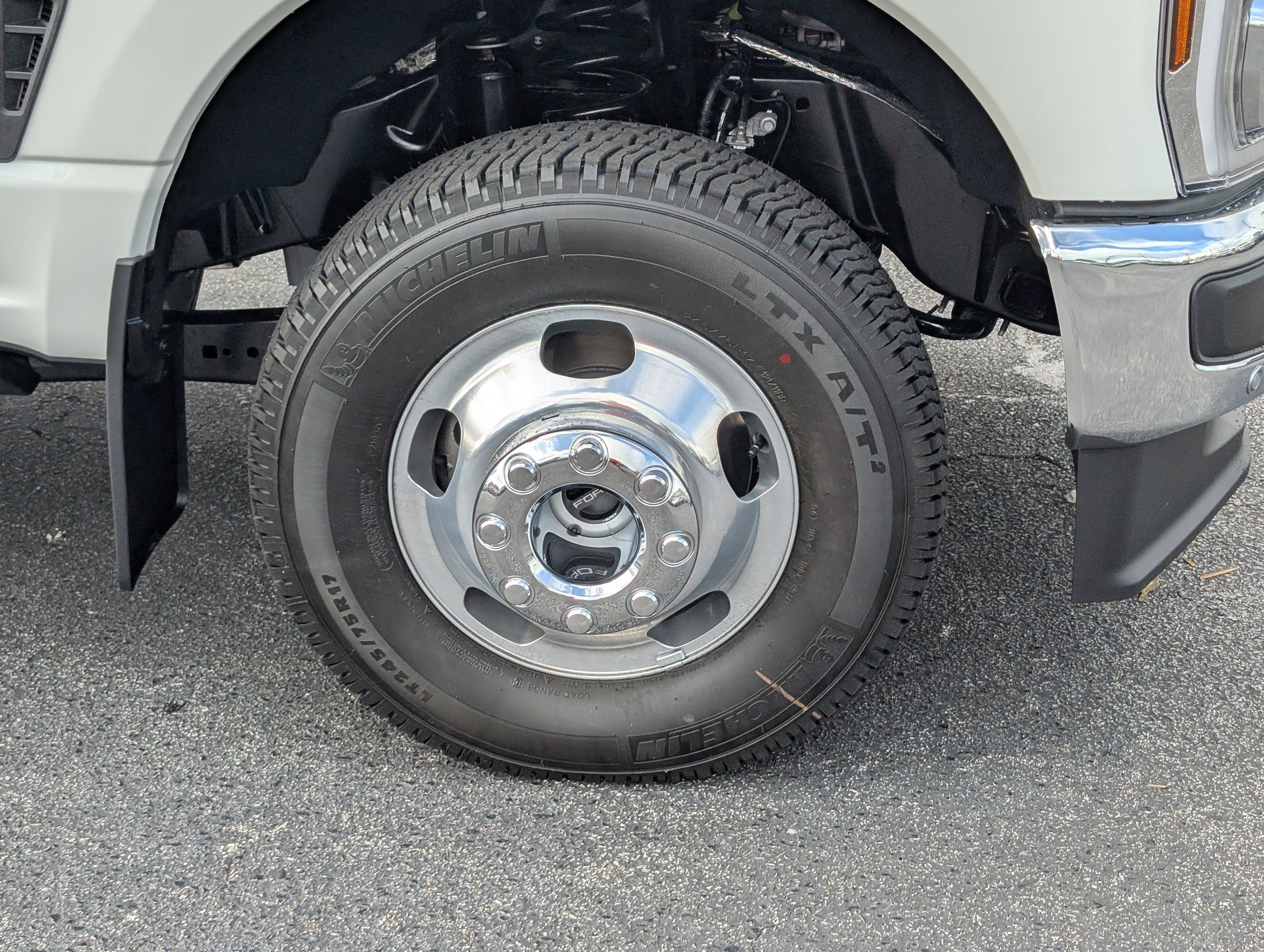 New 2026 Star White Metallic Tri-Coat FORD F-350® Lariat® image 7