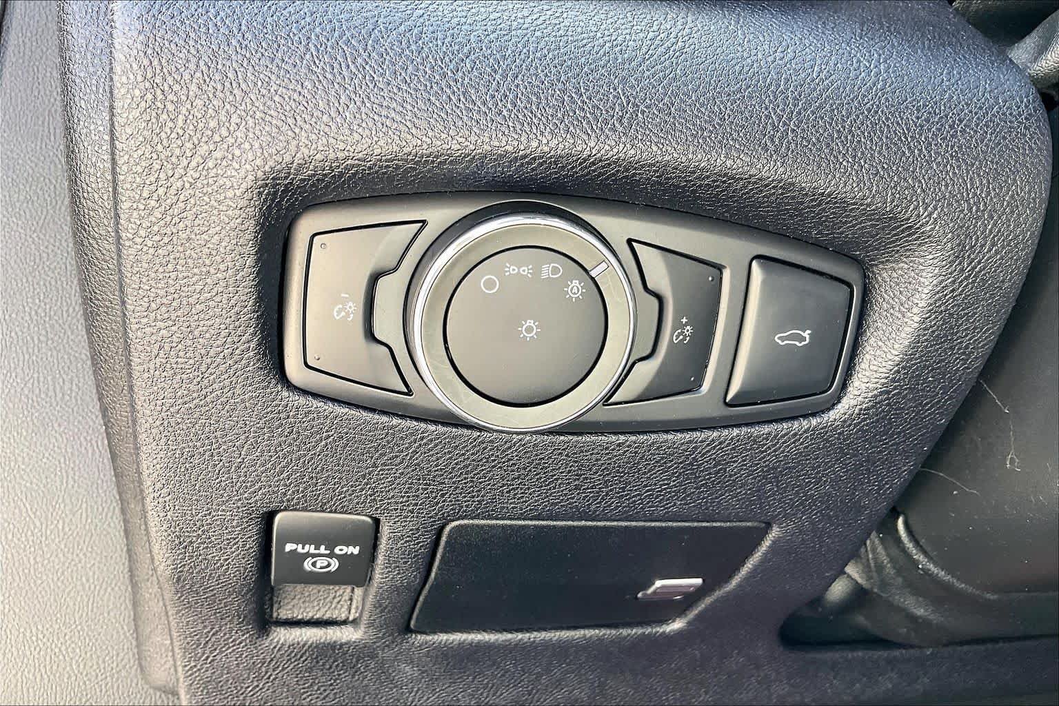 Used 2018 White Platinum Tri-Coat Lincoln Reserve image 14