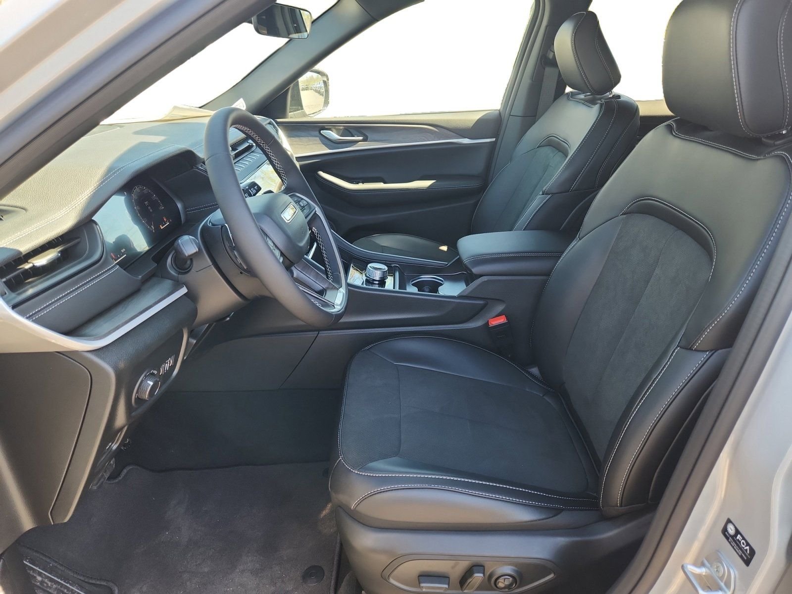 New 2026 Silver Zynith Exterior Paint Jeep Altitude image 9