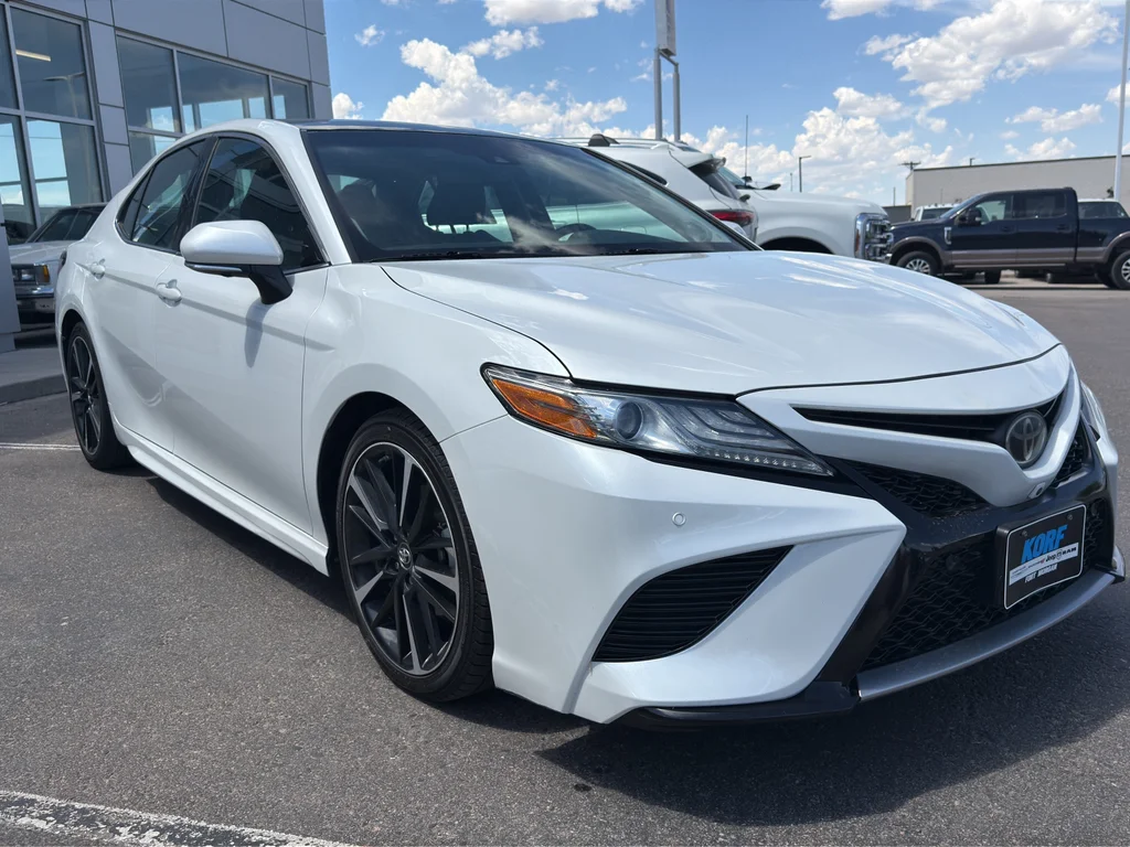 Used 2018 Super White Toyota XSE V6 image 4