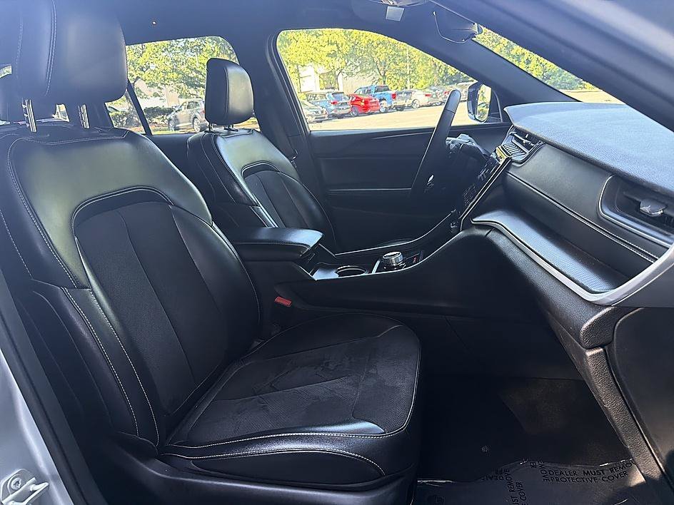 Used 2024 Silver Zynith Jeep Altitude image 19