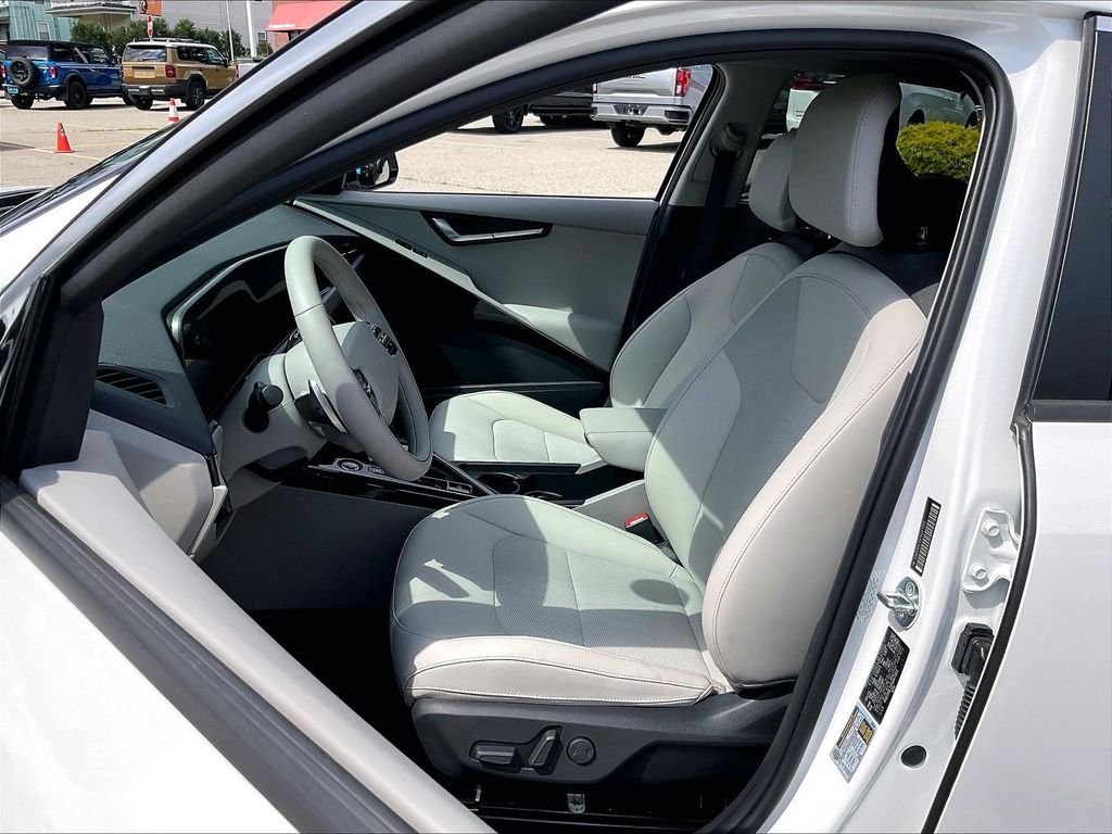 Used 2023 White Kia Wind image 10