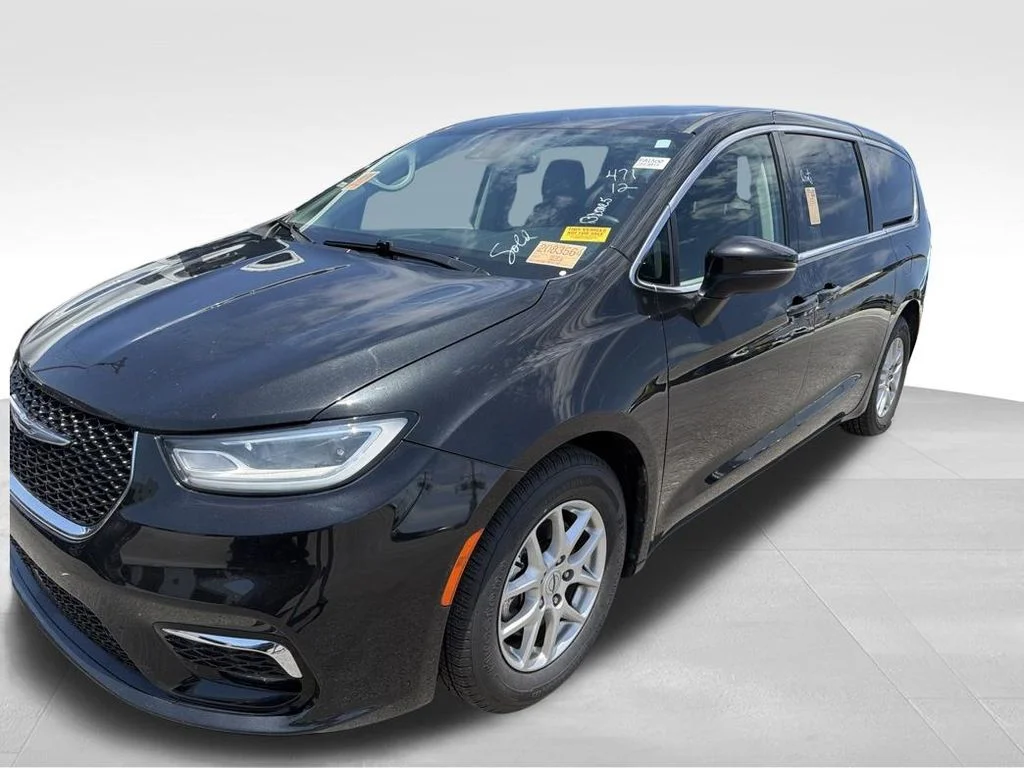 Used 2023 Black Chrysler Touring L image 2