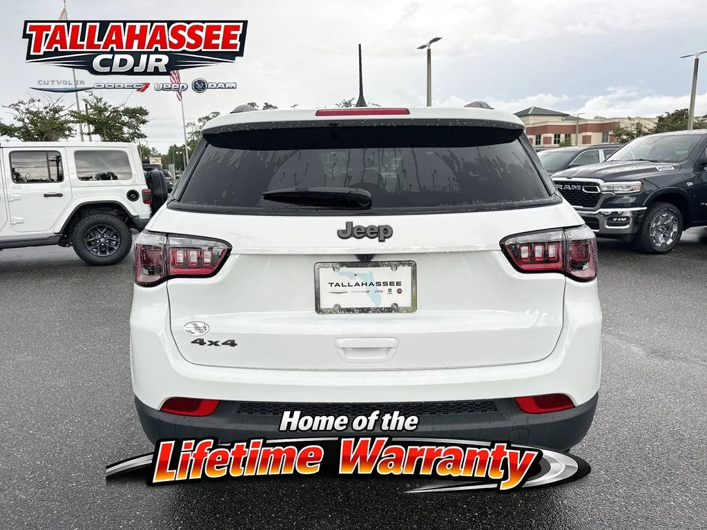 New 2026 Bright White Clear-Coat Exterior Paint Jeep Latitude image 4
