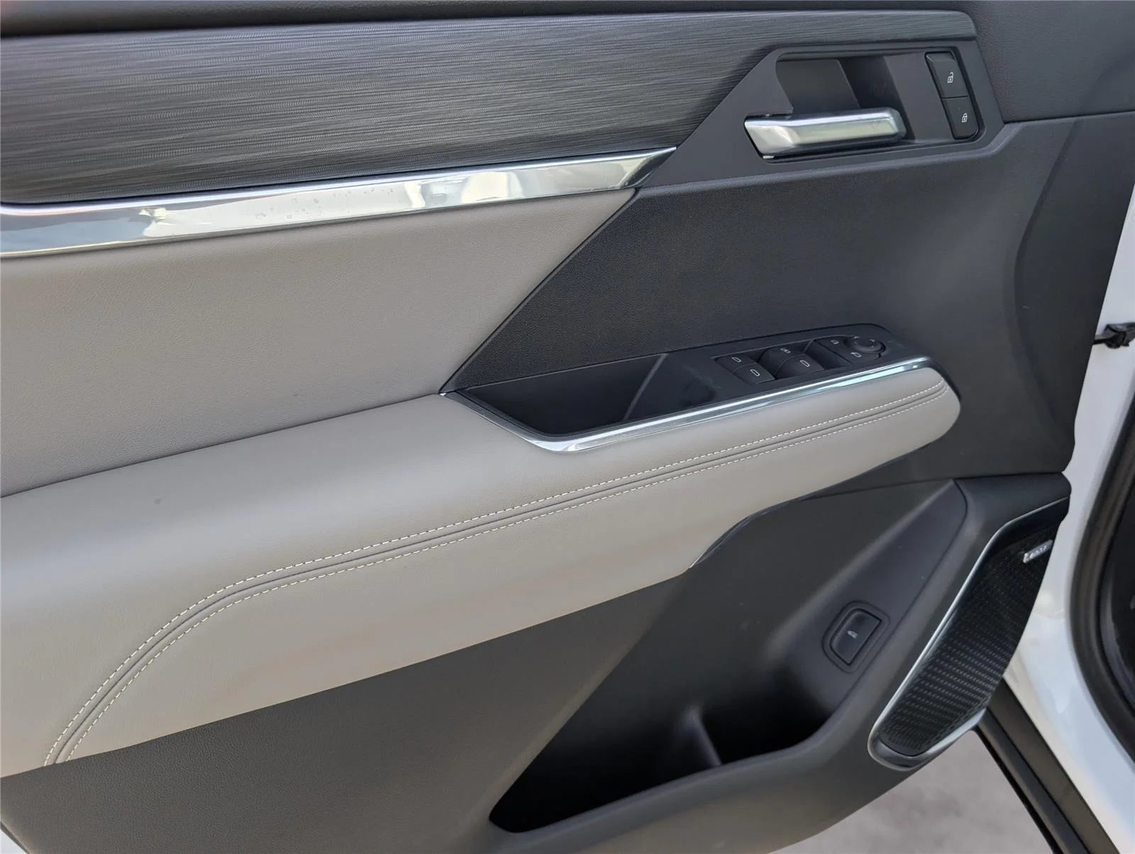 New 2026 Summit White GMC Elevation image 27