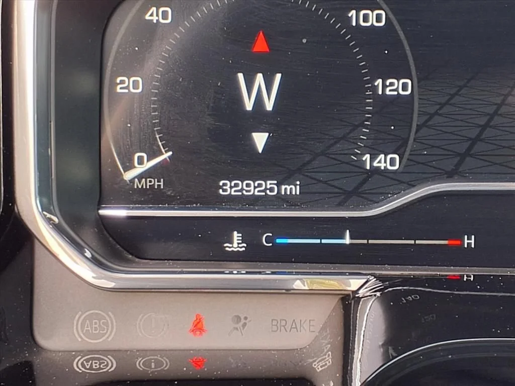 Used 2024 Summit White GMC Elevation image 27