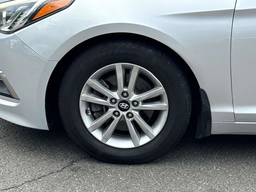 Used 2015 Silver Hyundai SE image 11