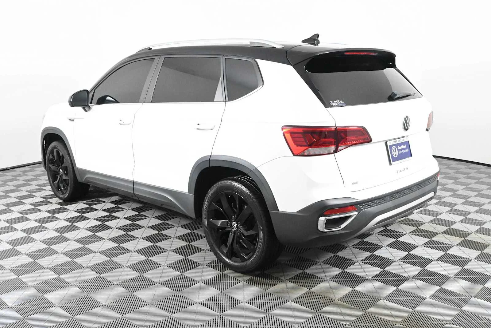 Certified Used 2023 Pure White w/ Black Roof Volkswagen SE image 8