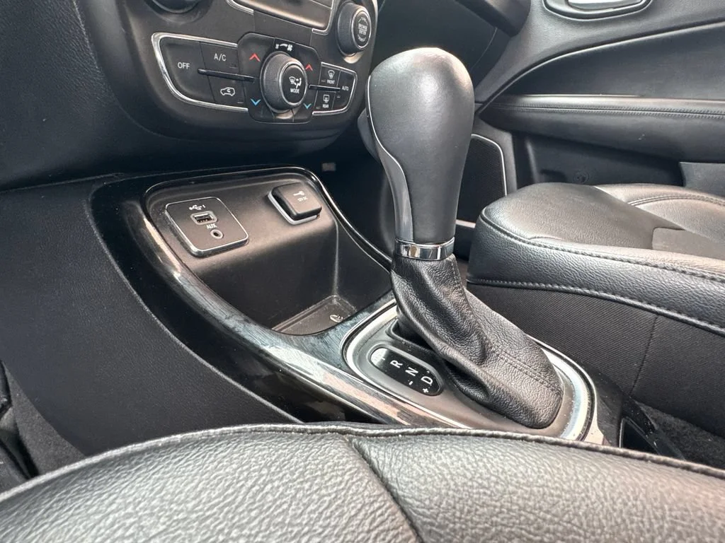 Used 2021  Jeep Altitude image 8