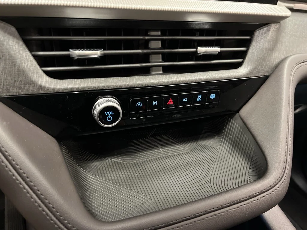New 2026 Star White Metallic Tri-Coat Ford Platinum™ image 20