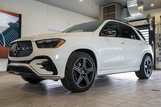 New 2026 MANUFAKTUR Moonlight White Metallic Mercedes-Benz GLE 350 image 3