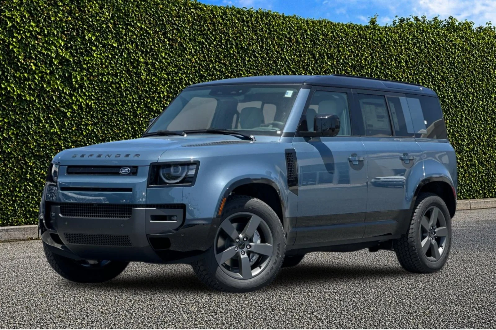2026 Land Rover Defender 110 X-Dynamic SE P400's photo